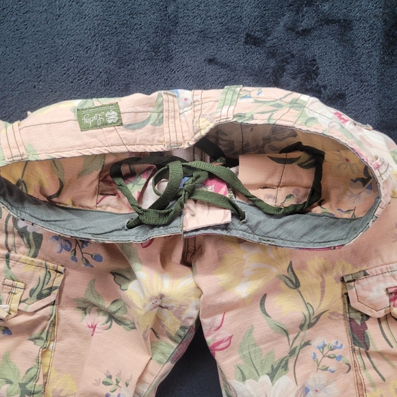Vintage Y2K Lucky Brand Floral Cargo Rip Stop Capri Pants size 2/26 - Picture 5 of 10